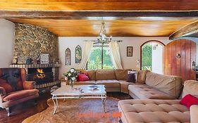 Casa em Campos do Jordão com Varanda e Lareira